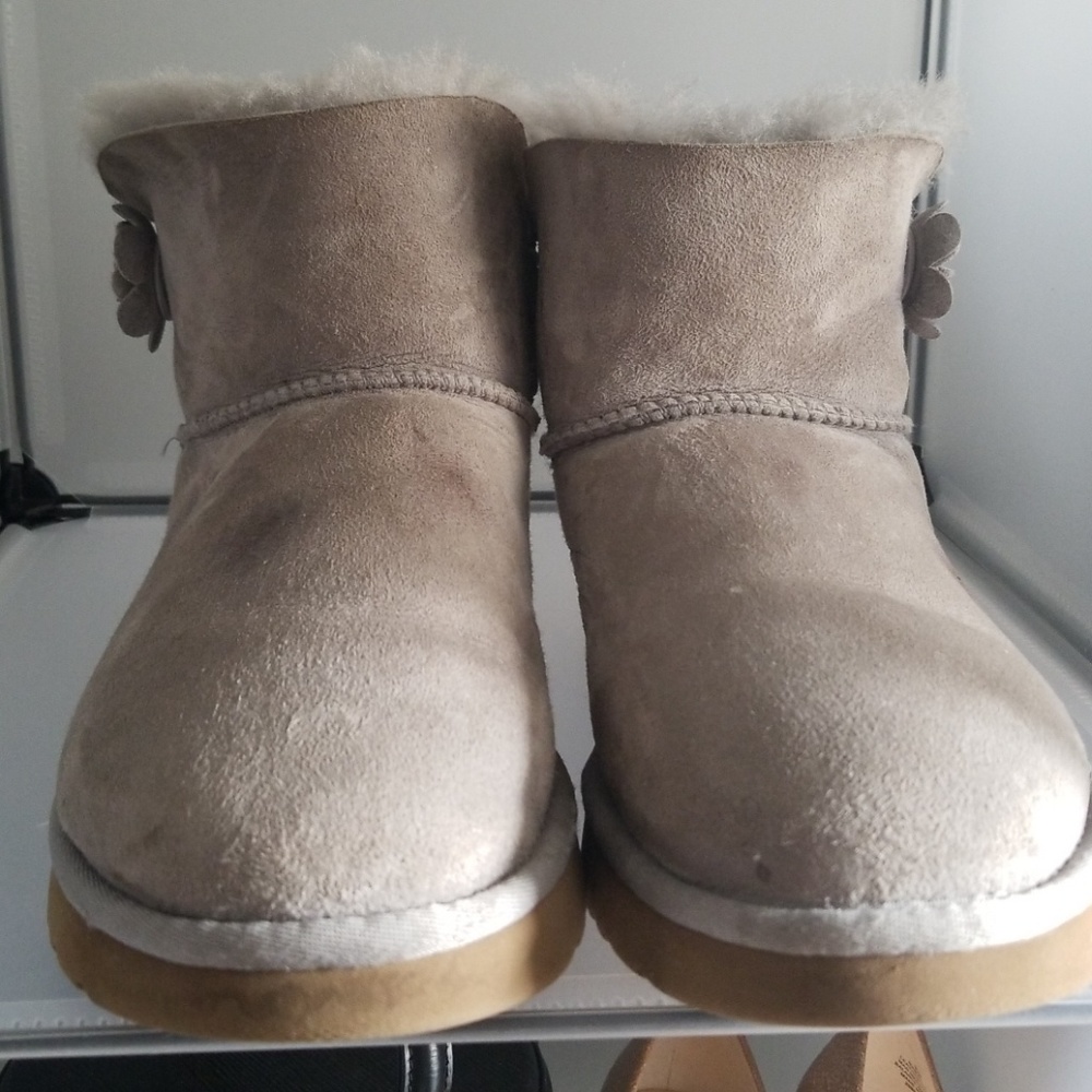 Womens Uggs Bailey Flower Petal Bling Size 9